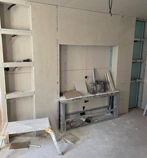 Structure placo sur mesure en cours de montage Fabrication d’un meuble TV intégré avec niches ouvertes.