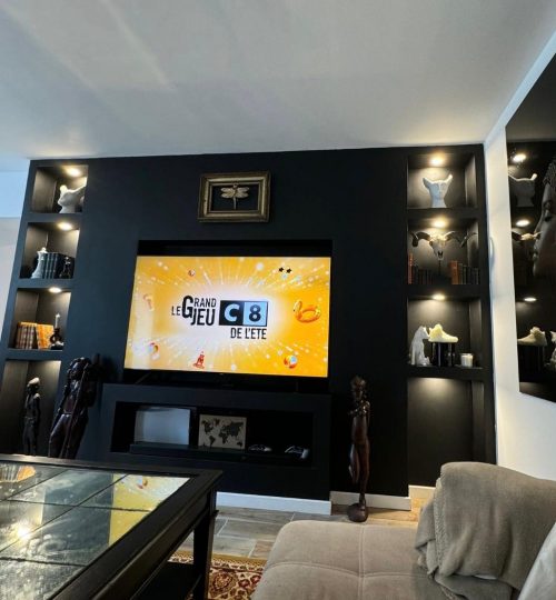 Résultat final – salon moderne avec meuble TV encastré Éclairaget finitions haut de gamme.