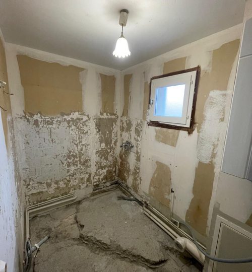 Avant travaux – salle de bain entièrement à rénover Murs endommagés, plomberie vétuste, aucun carrelage.
