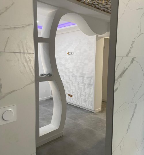 Projet complet – LED, staff déco et finition marbre Ambiance moderne avec éclairage intégré.